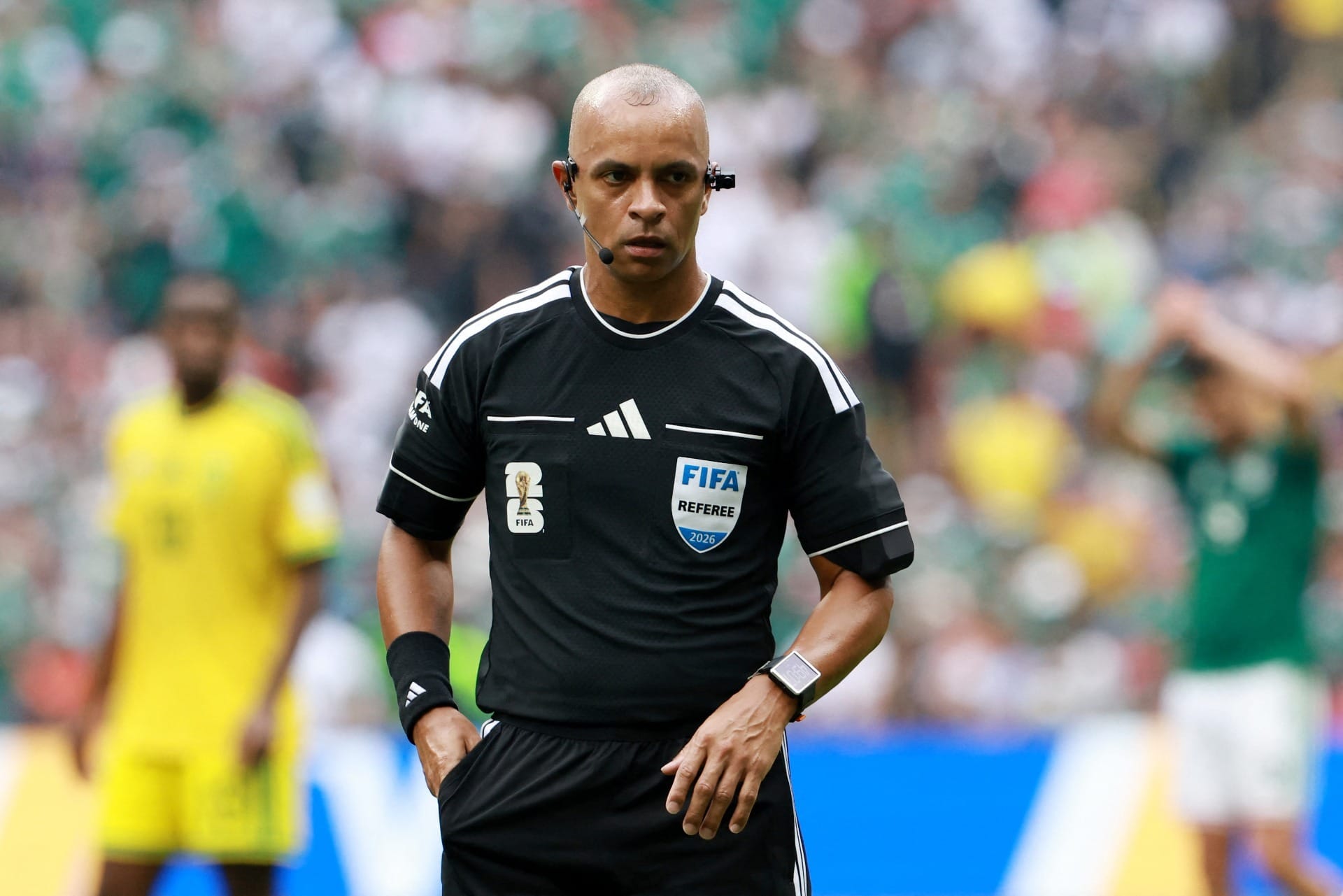 A atuação foi considerada segura por analistas, mas um momento durante o anúncio da decisão com auxílio do VAR acabou rendendo memes e divertiu torcedores ao redor do mundo.