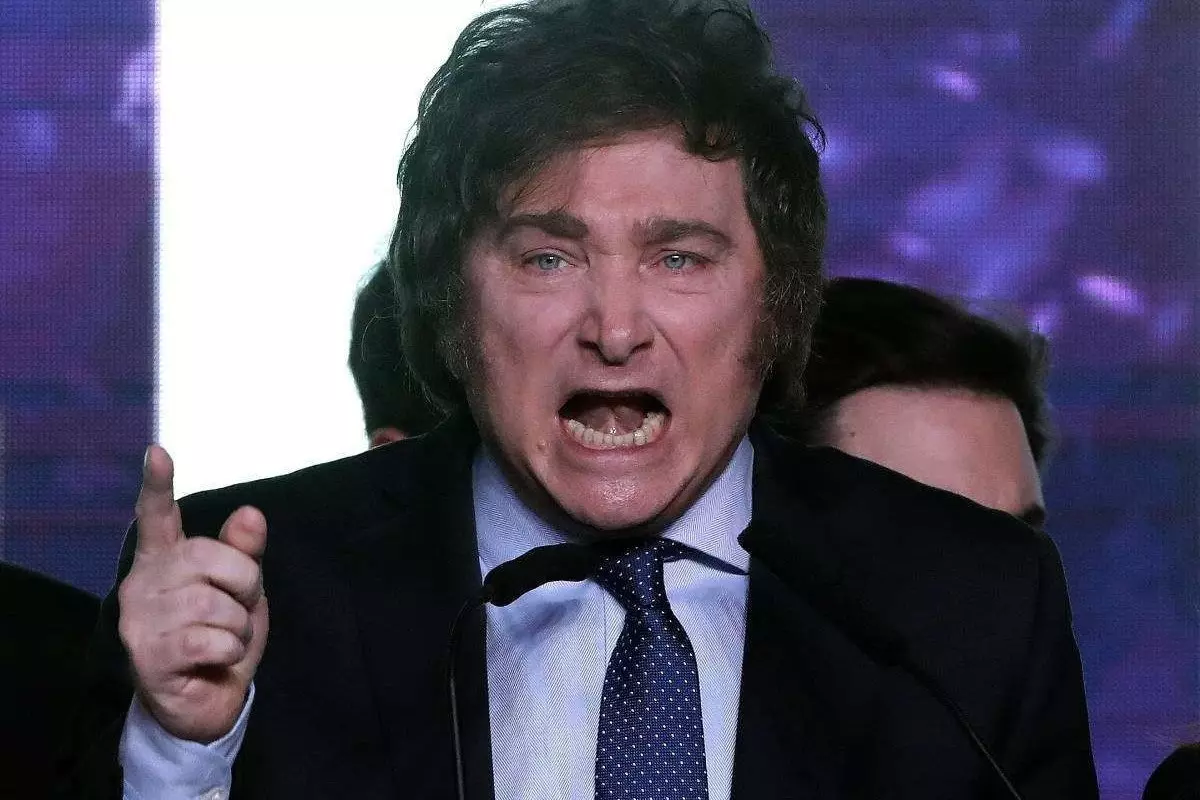 Milei é denunciado por usar recursos públicos em viagem ao Brasil para apoiar Flávio Bolsonaro