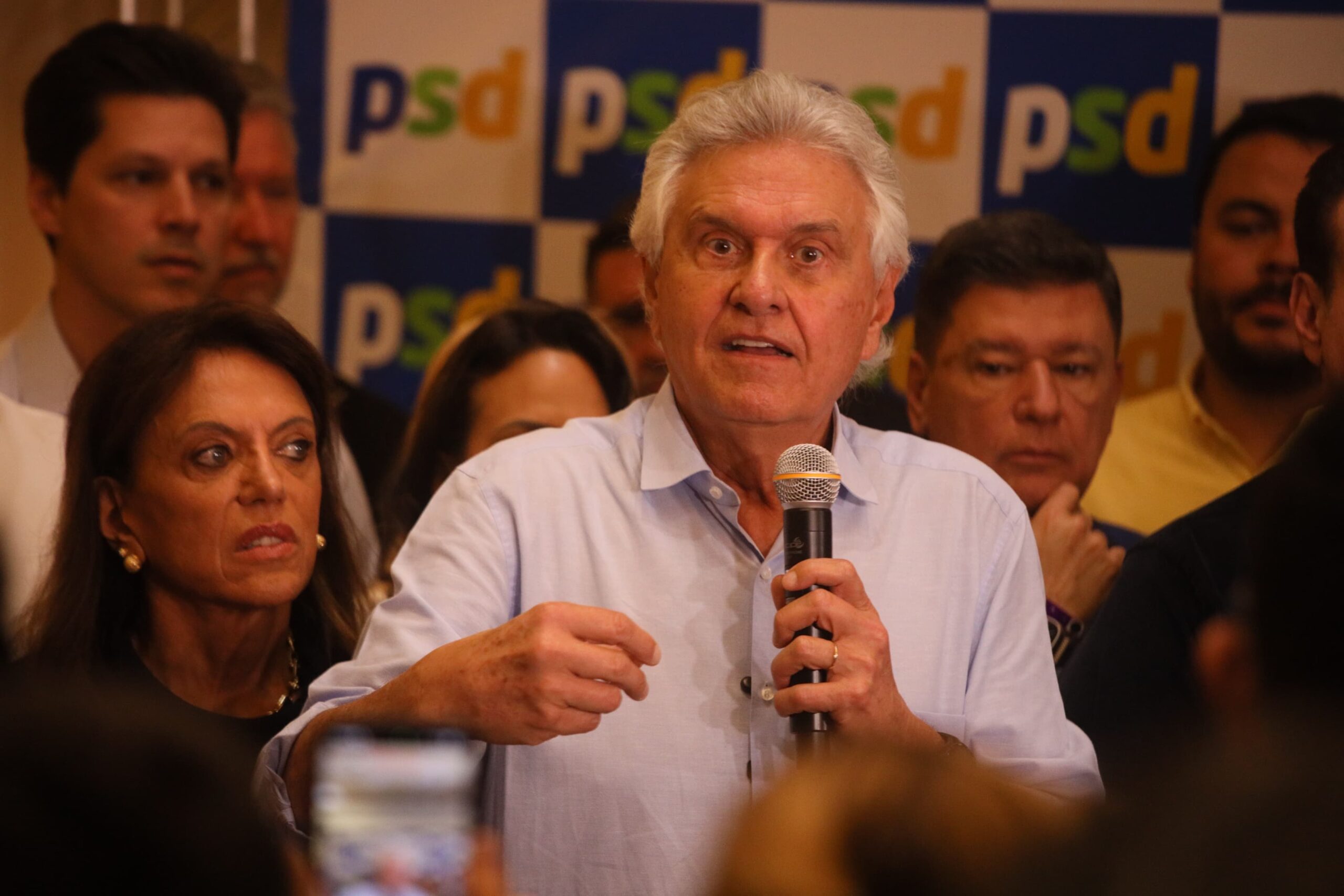 Na convenção do PSD, Caiado chama Flávio Bolsonaro de ‘Kinder Ovo’