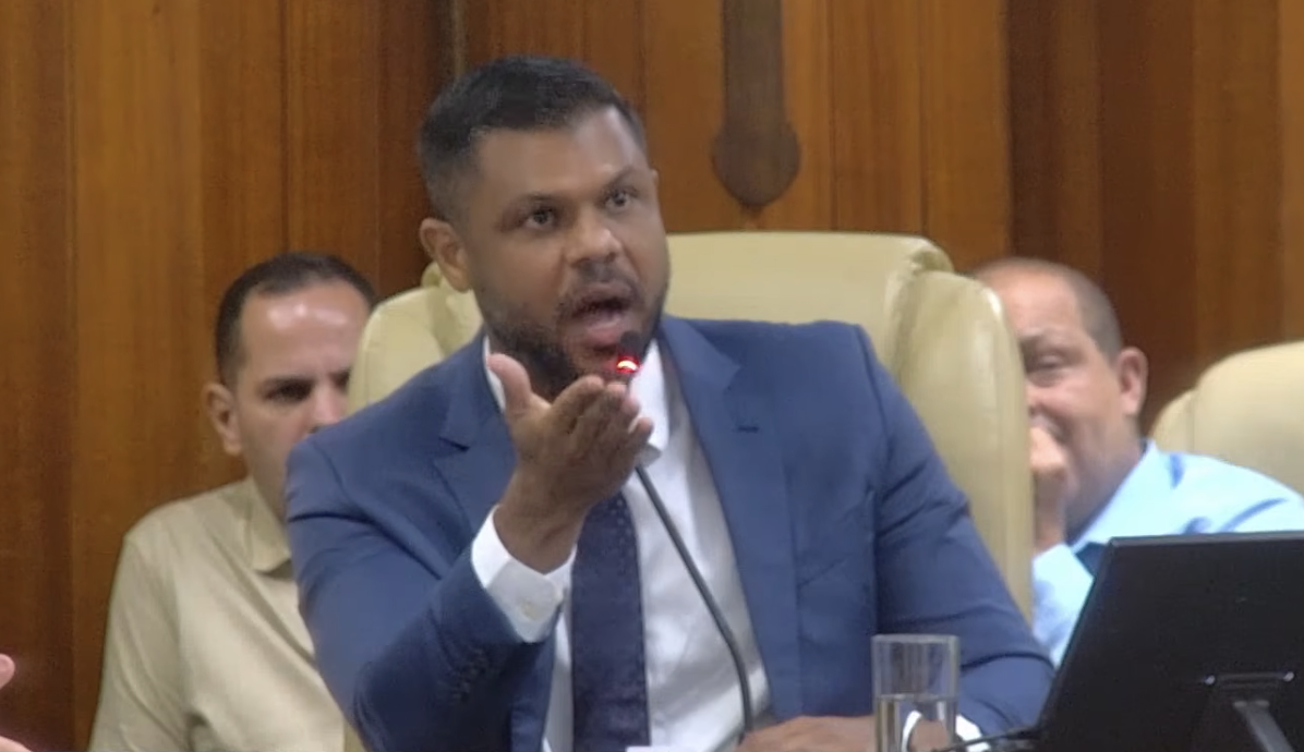 Romário Policarpo lidera a reação ao projeto durante sessão marcada por confronto político