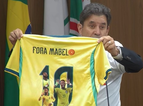 Clécio Alves comemora 80 mil seguidores em rede social e sorteia camisa do Brasil escrita Fora Mabel