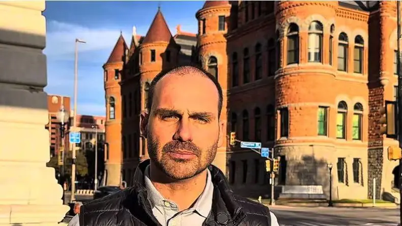 Dias após ser condenado pelo STF, Eduardo Bolsonaro recebe green card dos Estados Unidos