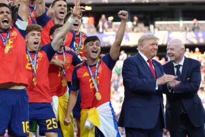 Donald Trump se recusa a deixar o palco de campeões da Copa do Mundo