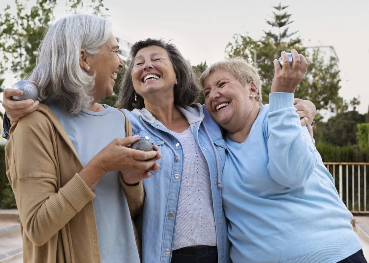 Mulheres vivem mais do que homens, mas ciência mostra que vantagem vai muito além dos hormônios; entenda