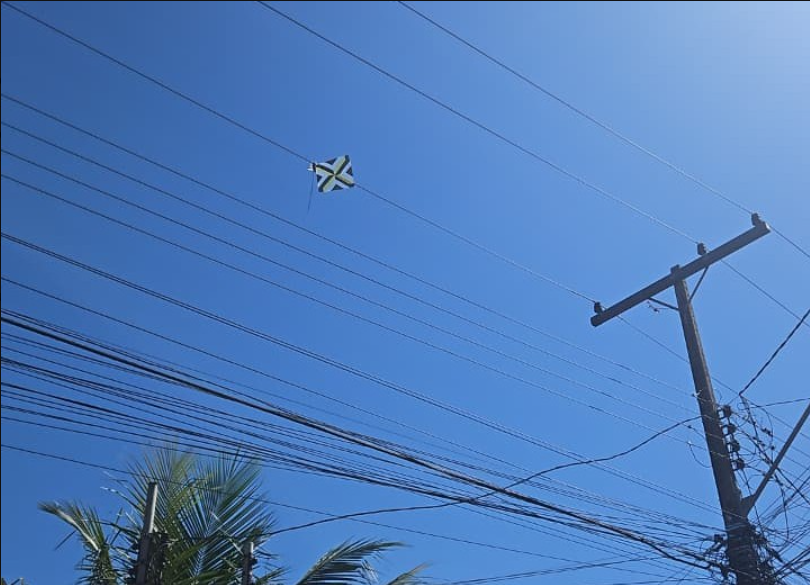 Temporada de pipas exige atenção: mais de mil ocorrências na rede elétrica foram registradas em Goiás