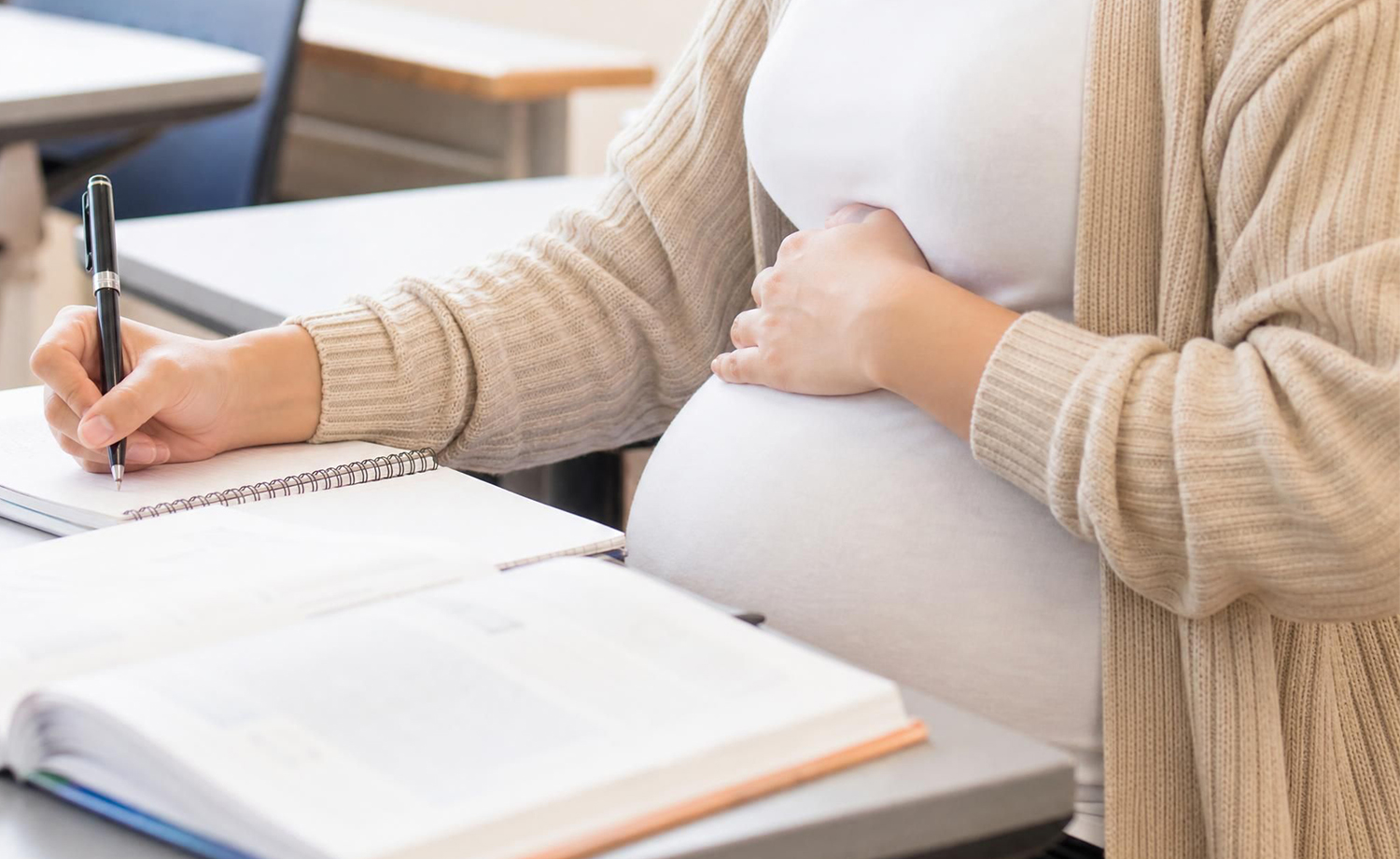Projeto em Goiás cria auxílio para mães e gestantes permanecerem nos estudos; entenda