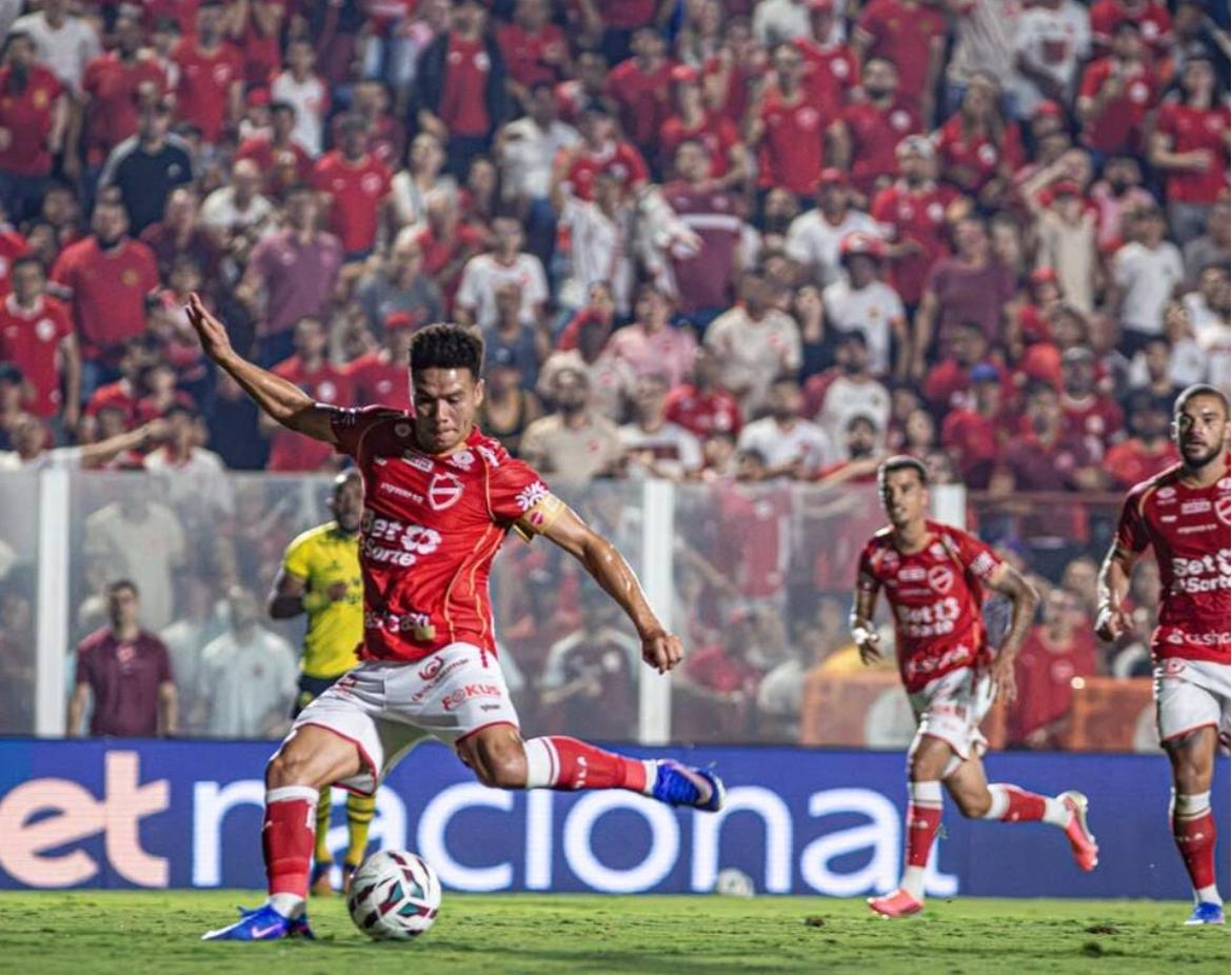 Marquinhos Gabriel marca o primeiro gol do Vila na vitória sobre o São Bernardo