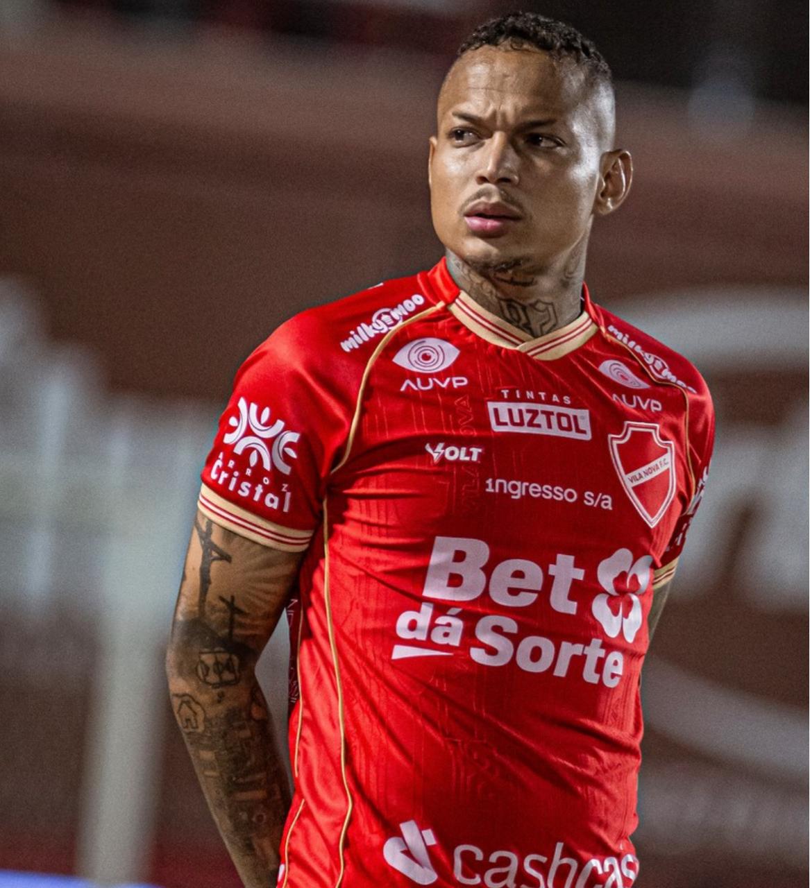 Para voltar a liderança, Vila tem que superar a melhor defesa