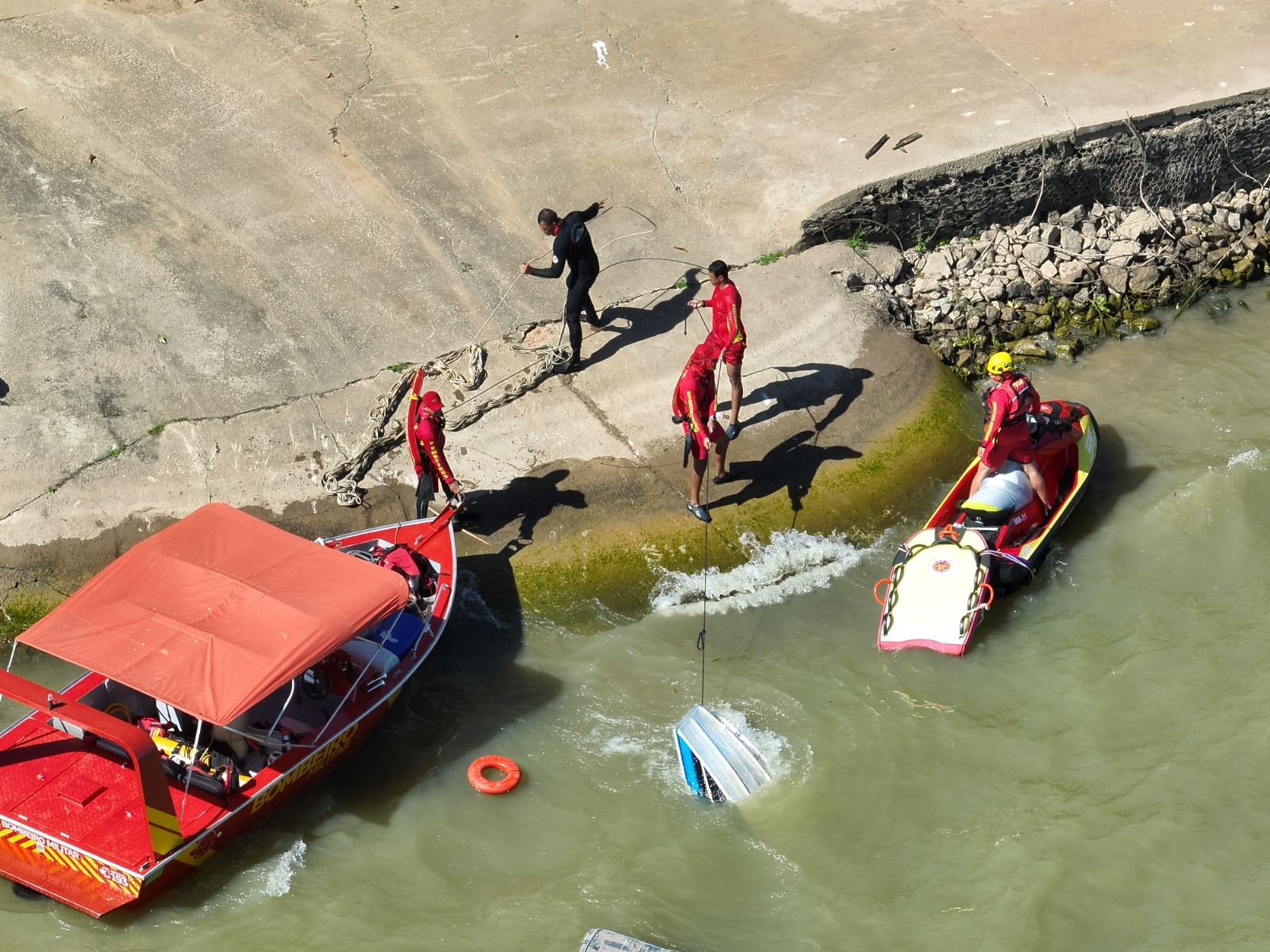 Bombeiros evitam naufrágio de embarcação no Rio Vermelho durante Operação Férias Turista Seguro.