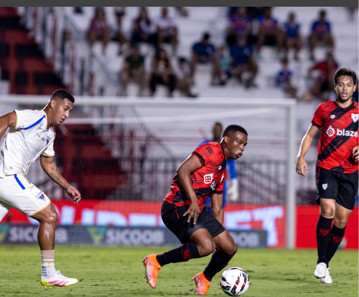 Com um a menos, Atlético vence o Fortaleza no Antônio Accioly