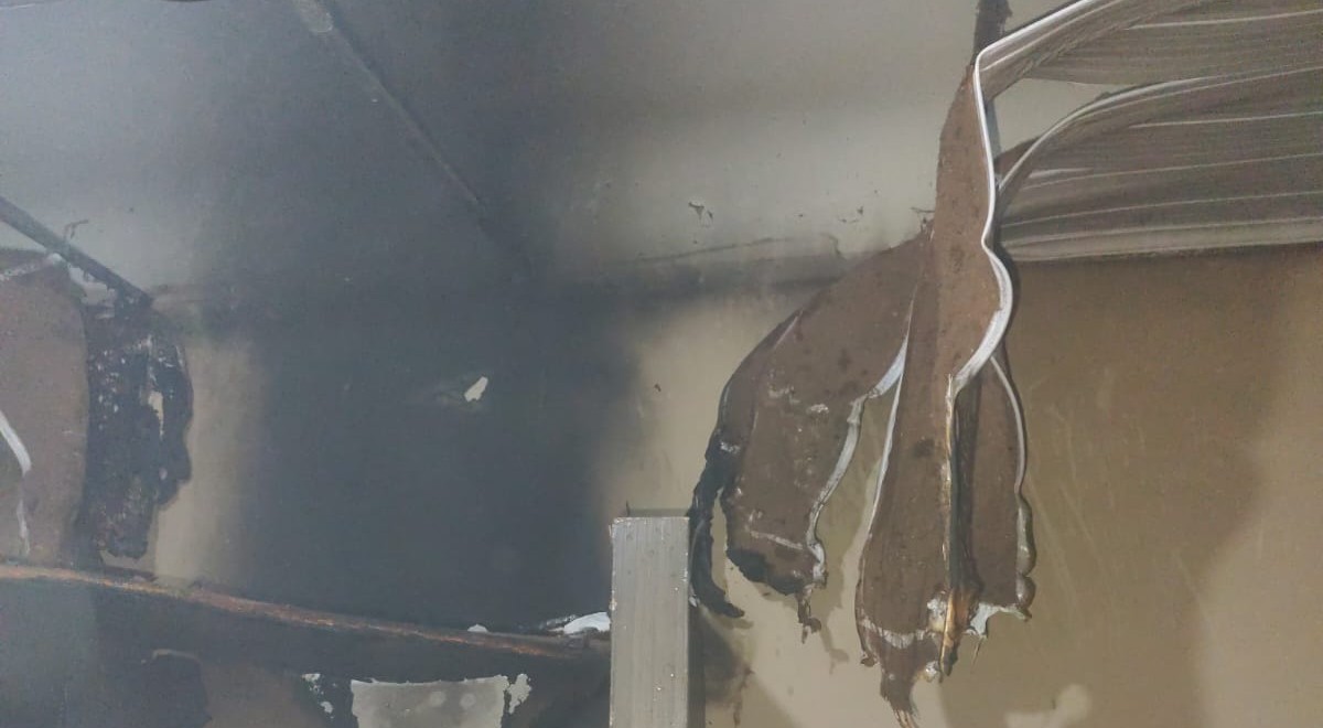 Celular explode enquanto carregava e incêndio destrói quarto de casa em Itumbiara