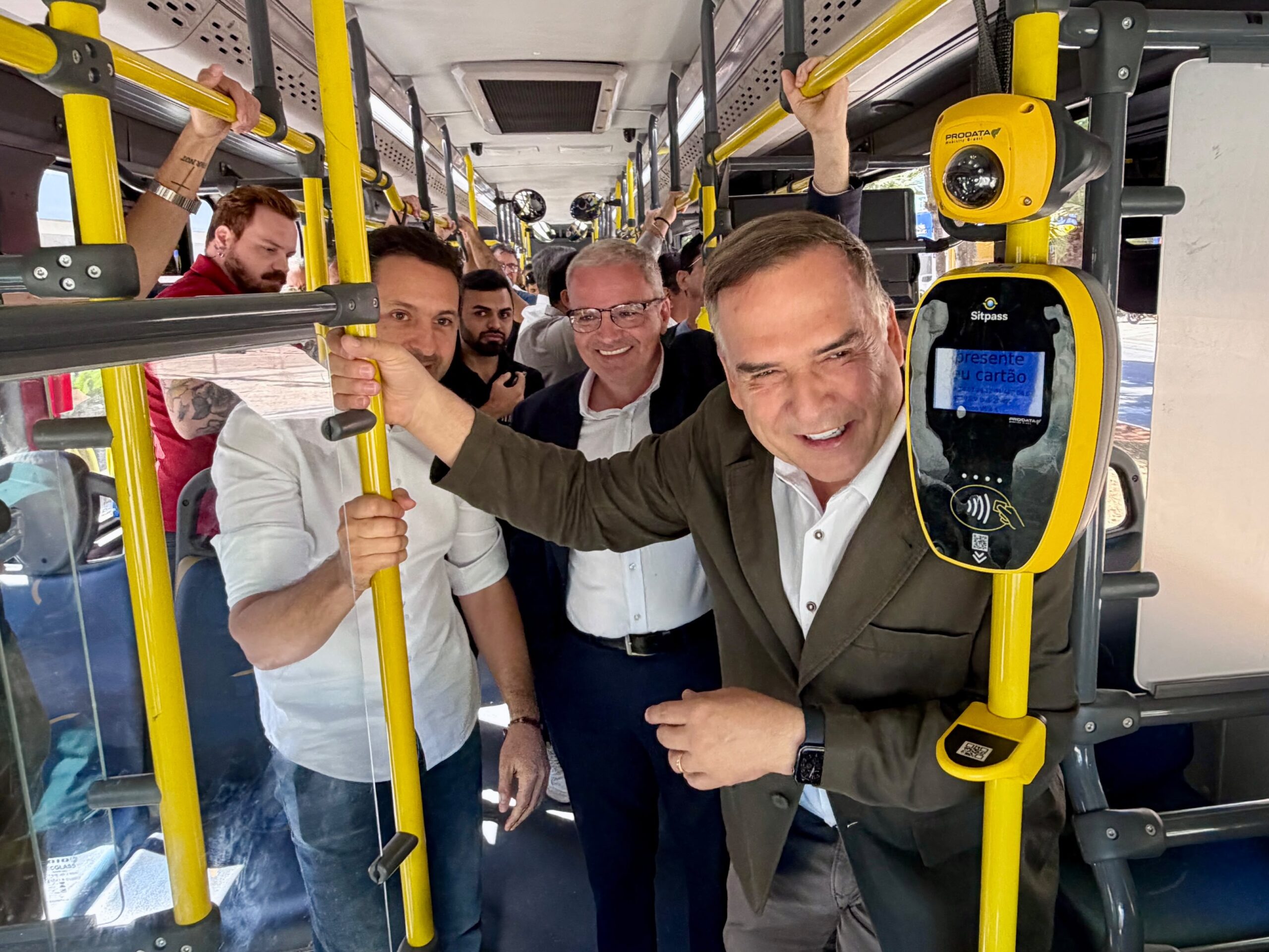 Sandro Mabel e Leandro Vilela participam do lançamento das obras de novo trecho do BRT Norte-Sul (Foto: Joabe Mendonça / Prefeitura de Goiânia)