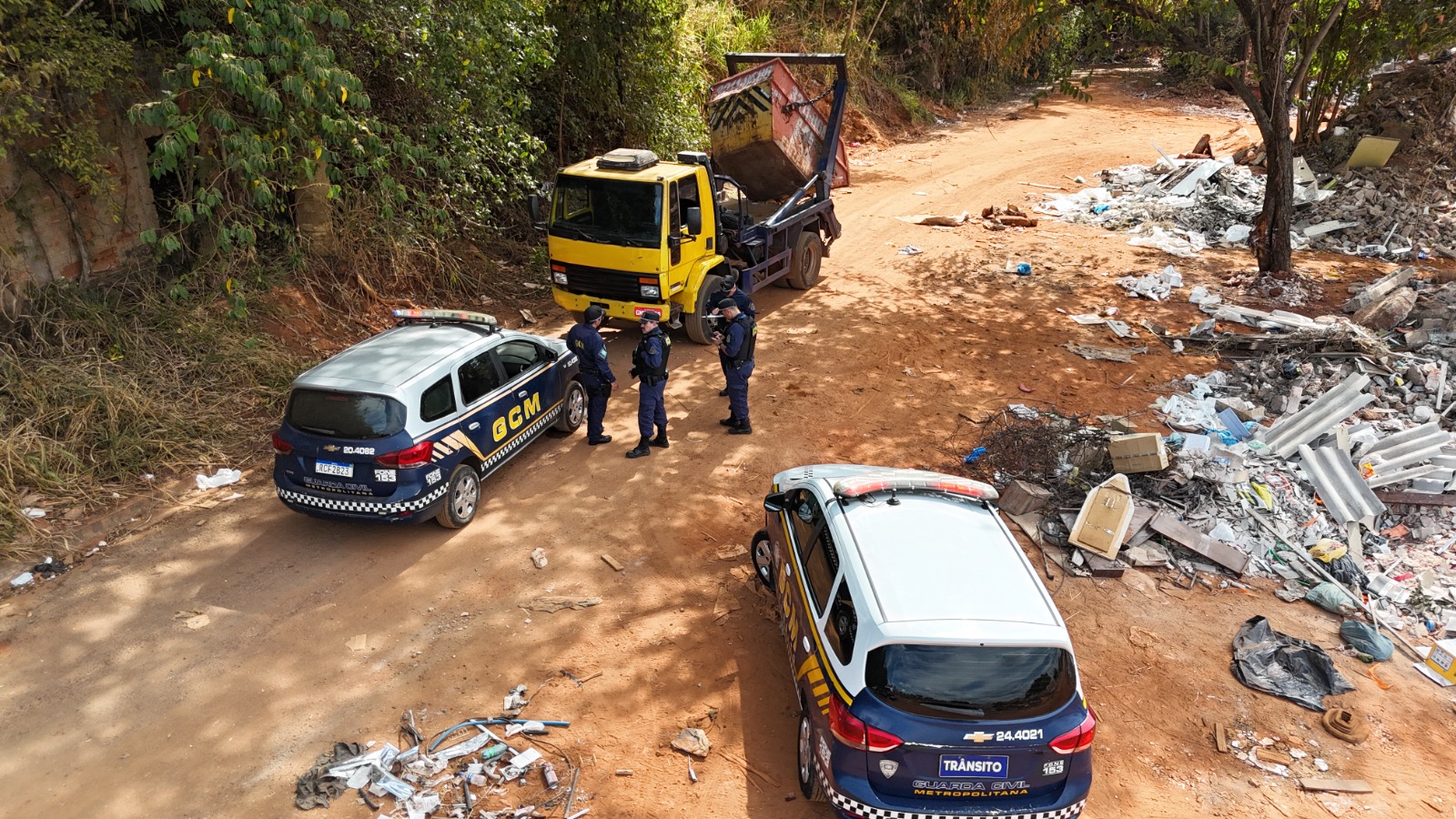 GCM flagra descarte irregular de entulho em Goiânia e empresa é multada em cerca de R$ 12 mil - GCM