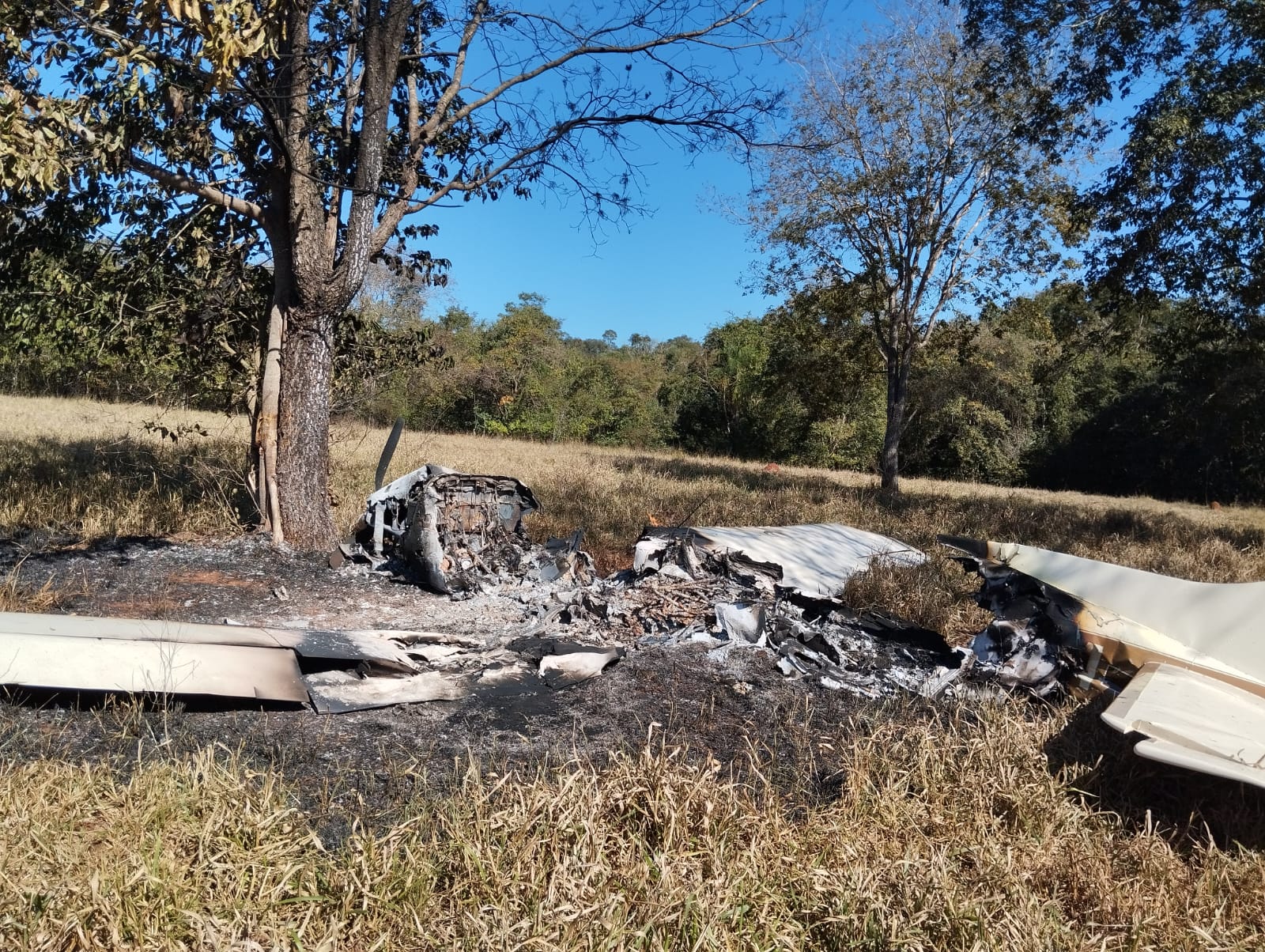 Avião pega fogo após pouso forçado em fazenda de Goiás e polícia encontra 300 kg de cocaína