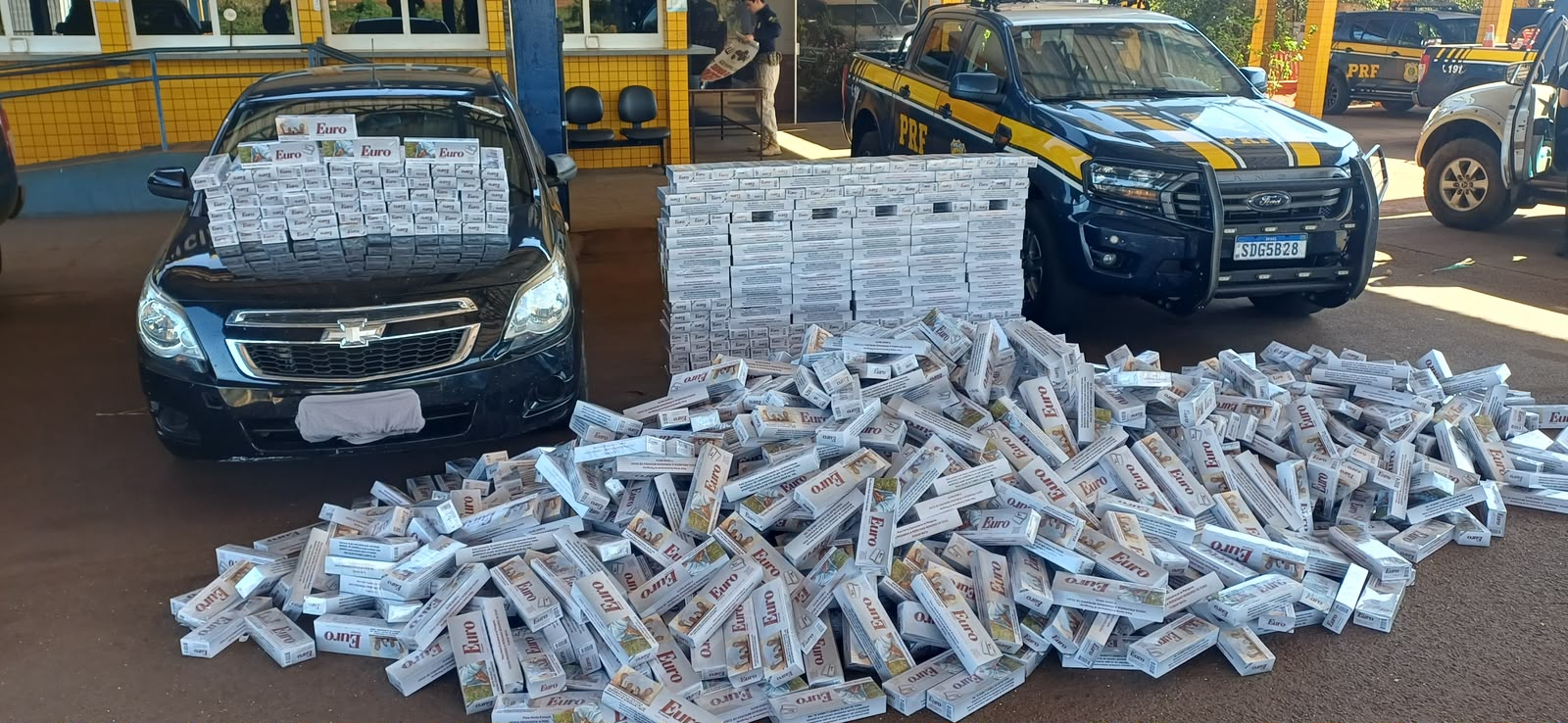 PRF apreende mais de 17 mil maços de cigarros contrabandeados na BR-364 em MineirosPRF apreende mais de 17 mil maços de cigarros contrabandeados na BR-364 em Mineiros