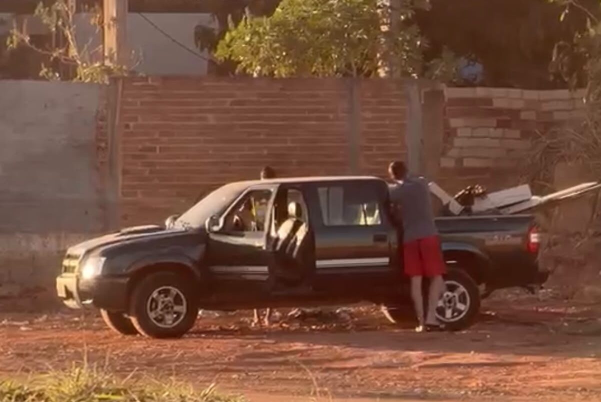 Prefeitura identifica e apreende veículo flagrado descartando entulho em área recém-limpa no Parque Primavera