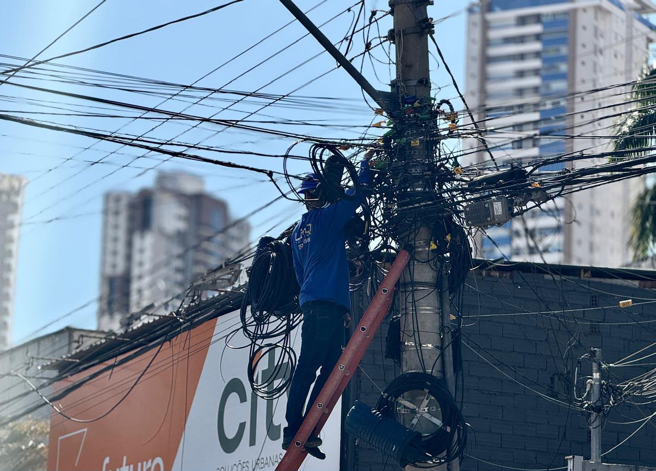 Operação Cidade Segura retira mais de 110 toneladas de fios soltos em Goiânia