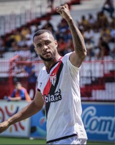 Gustavo Coutinho cumpriu suspensão automática e deve voltar hoje em Cuiabá