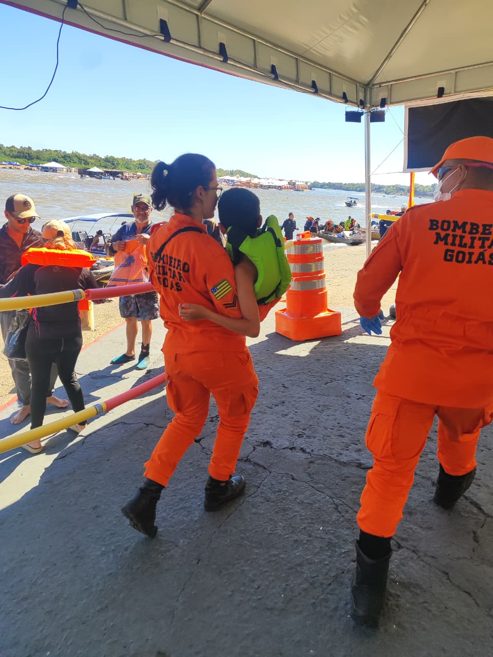 Criança de 8 anos é resgatada pelo CBMGO após suspeita de ferimento por arraia no Rio Araguaia