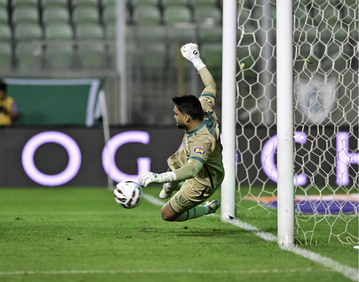Gustavo defende pênalti mal cobrado por Lucas Lima