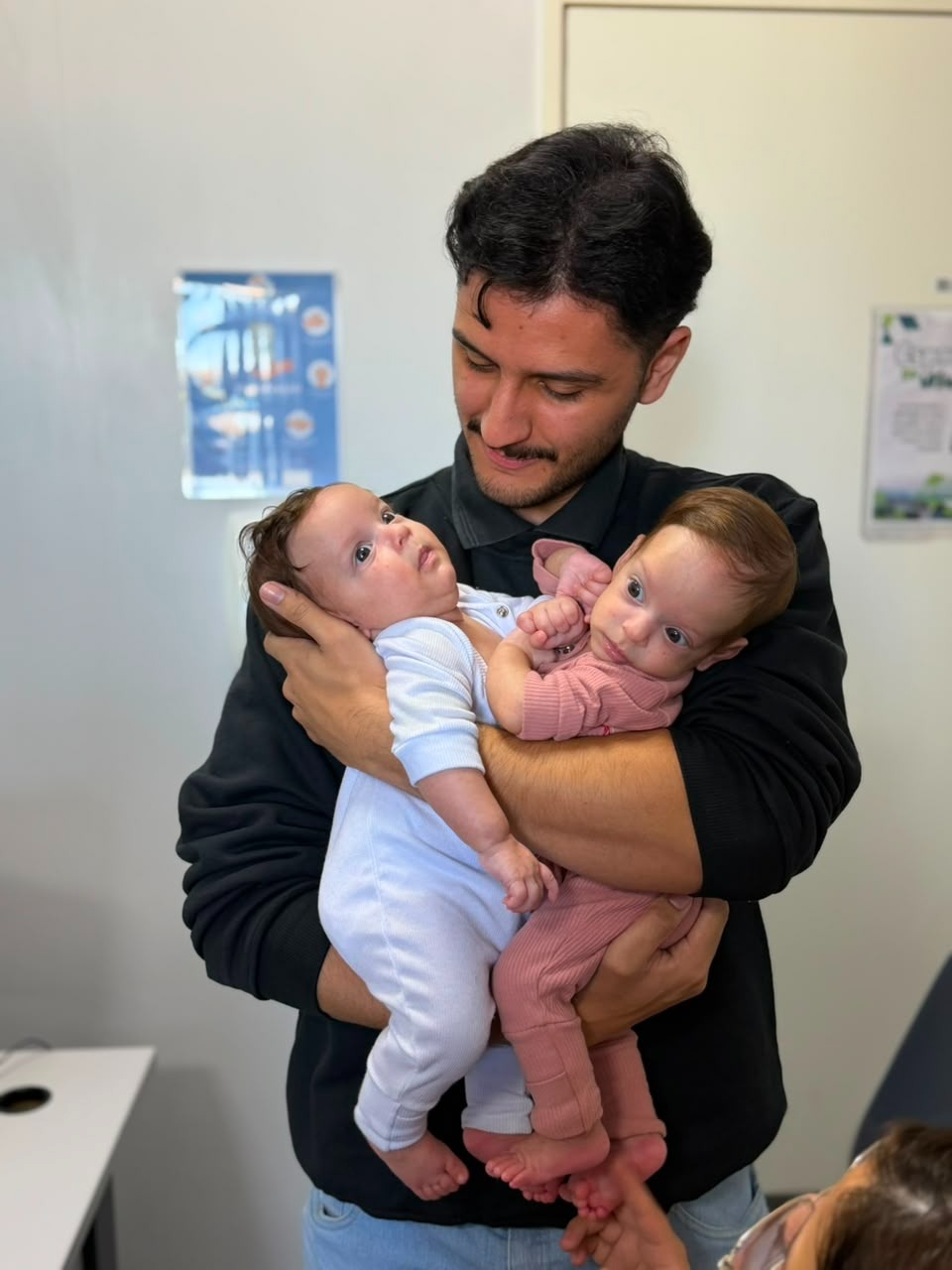 Gêmeas siamesas iniciam preparação para cirurgia em Goiânia
