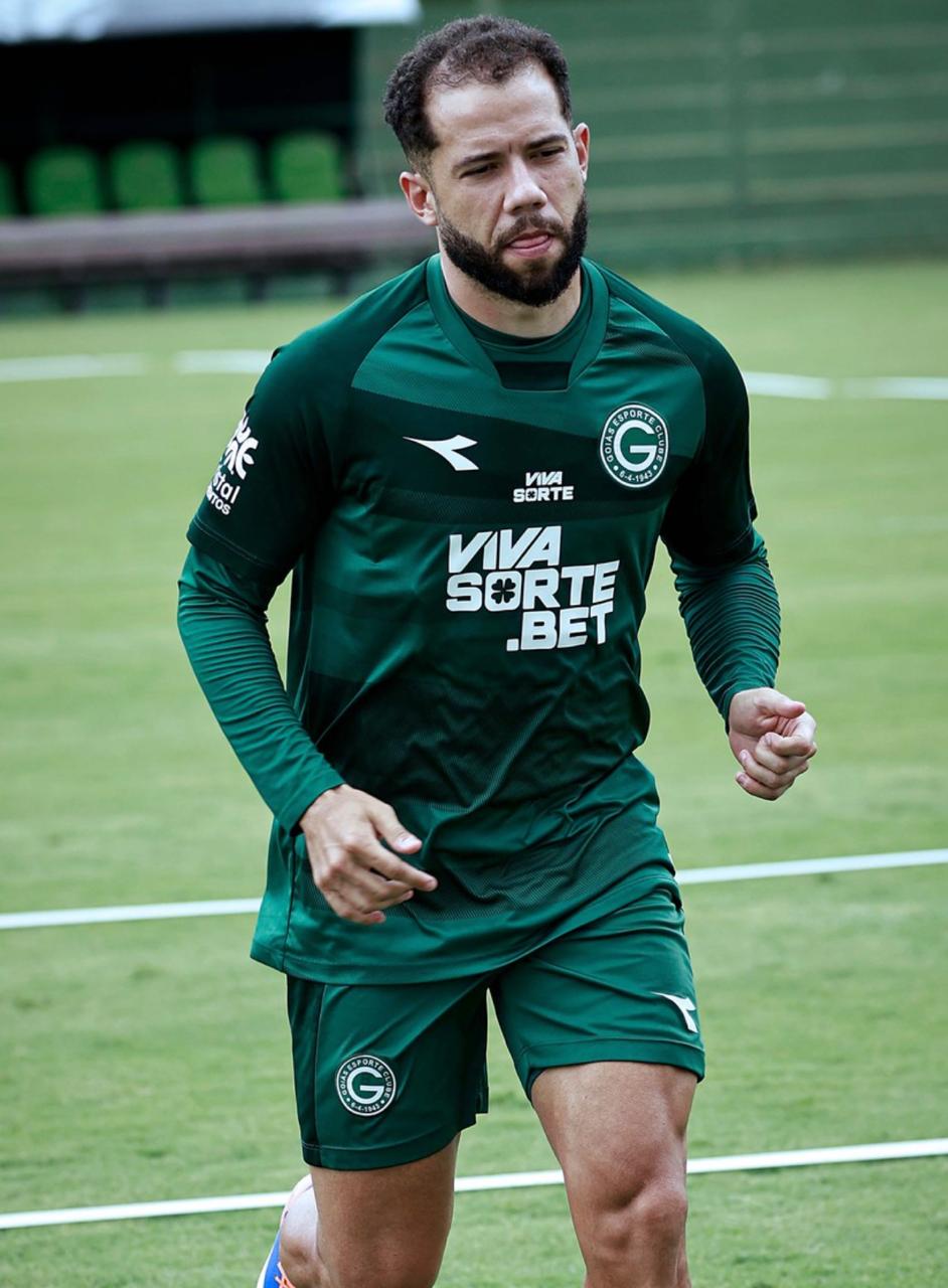 Com ataque inoperante, Goiás prefere contratar lateral