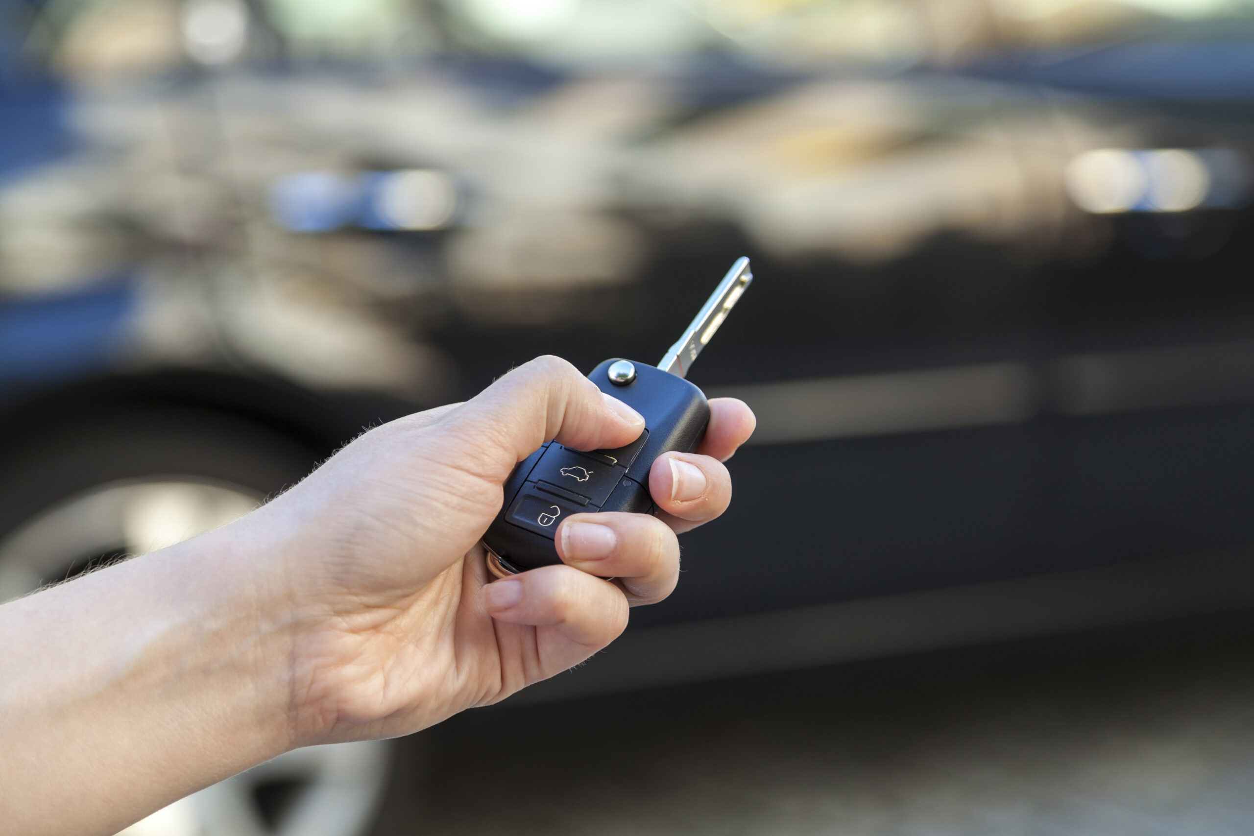 O Volkswagen Gol lidera o ranking dos carros usados de até R$ 50 mil mais buscados pelos consumidores de Goiás. A lista foi elaborada pelo Webmotors Autoinsights, ferramenta de dados e informações sobre o mercado automotivo brasileiro, com base nas buscas e visitas realizadas na plataforma entre janeiro e junho de 2026. A primeira colocação reforça a presença do Gol no mercado nacional de veículos usados. O modelo foi o automóvel usado mais vendido do Brasil em 2025, conforme dados da Federação Nacional das Associações dos Revendedores de Veículos Automotores (Fenauto). O Honda Civic ficou na segunda posição entre os modelos de até R$ 50 mil mais procurados pelos usuários goianos. O Fiat Palio aparece em terceiro lugar, seguido pelo Fiat Uno, que ocupa a quarta colocação. Duas opções da Ford aparecem na sequência. O Ford Ka ficou em quinto lugar, enquanto o Ford Fiesta alcançou a sexta posição. O Chevrolet Celta é o sétimo colocado. O Volkswagen Voyage aparece em oitavo lugar. Completam a lista o Renault Sandero, na nona posição, e o Chevrolet Vectra, em décimo. Veja os dez carros mais buscados Volkswagen Gol Honda Civic Fiat Palio Fiat Uno Ford Ka Ford Fiesta Chevrolet Celta Volkswagen Voyage Renault Sandero Chevrolet Vectra A lista reúne diferentes categorias, como hatches compactos e sedãs. Também inclui modelos que já deixaram de ser fabricados, mas continuam presentes nas buscas por veículos usados. É importante observar que o levantamento mede o interesse dos usuários da plataforma, considerando pesquisas e visitas aos anúncios. Portanto, o ranking não corresponde necessariamente aos carros que tiveram o maior número de vendas em Goiás durante o período analisado. Preço não deve ser o único critério O limite de R$ 50 mil pode incluir diferentes anos, versões, motorizações e estados de conservação de um mesmo modelo. Dessa forma, o valor anunciado não deve ser o único elemento considerado pelo comprador. Antes da aquisição, é recomendável analisar a documentação, o histórico de manutenção, a quilometragem e as condições mecânicas e estruturais do veículo. A realização de uma vistoria também pode ajudar a identificar problemas, reparos anteriores ou possíveis pendências. O levantamento do Webmotors Autoinsights considerou exclusivamente a movimentação registrada em Goiás no primeiro semestre de 2026. A pesquisa mostra quais modelos concentraram a atenção dos usuários do estado dentro de uma faixa de preço que vai até R$ 50 mil.