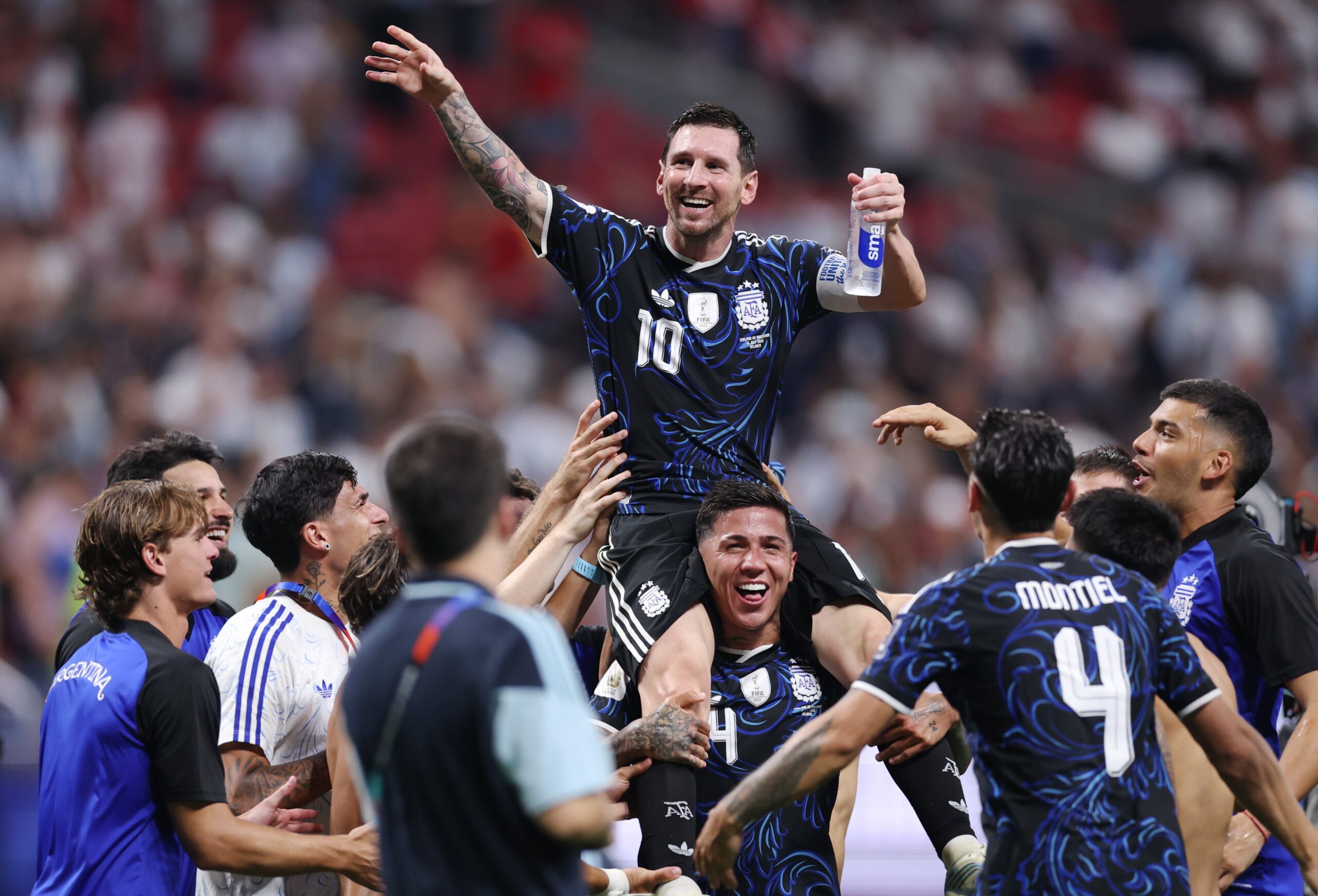 Atlanta/EUA - 16/07/2026 - COPA 2026 - Argentina sufoca Inglaterra até virar e garante vaga na final da Copa contra a Espanha. Uma virada que saiu da alma da Argentina. De Messi e de um time com repertório de respeito. Com autoridade, a Scaloneta venceu a Inglaterra por 2 a 1, nesta quarta, em Atlanta, e vai fazer a final contra a Espanha no domingo, em Nova Jersey, às 16h. Os argentinos chegam à sétima final e vão em busca do tetra. Gordon marca no início do segundo tempo, ingleses recuam e não resistem ao brilho de Messi e companhia. Domingo, Seleção da Argentina vai enfrentar a Seleção da Espanha. Foto: @afa.com.ar