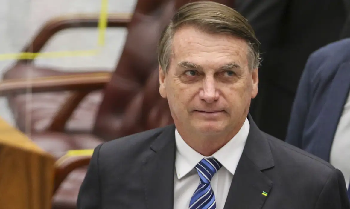 Moraes mantém Bolsonaro em prisão domiciliar e manda recolher armas