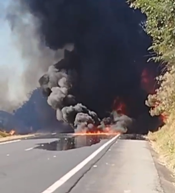 Caminhão com carga química pega fogo na BR-153