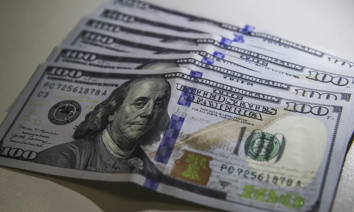 Bolsa cai 1,5% com recuo do petróleo; dólar fecha estável a R$ 5,08