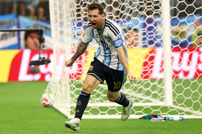Dallas/EUA - 22/06/2026 - COPA 2026 - Lionel Messi marcou os dois gols da vitória por 2 a 0 da Argentina sobre a Áustria e isolar-se como o maior artilheiro em Copas do Mundo, o craque fez um rápido comentário sobre o que foi a partida.Com os dois gols marcados diante da Áustria, Messi chegou a 18 gols em Copas do Mundo. Antes da partida, ele estava empatado com o almeão Klose, com 16 gols. O primeiro gol aconteceu aos 38min do primeiro tempo. Em bonita troca de passes no ataque, Medina recebeu na esquerda e cruzou rasteiro. Almada fez um lindo corta-luz e a bola foi na direção de Messi, que bateu de chapa, com a canhota, no canto do goleiro. Aos 8min, o astro havia perdido um pênalti.Nos acréscimos, Messi fechou o placar. O camisa 10 aproveitou rebote na área, limpou o goleiro, os marcadores e chutou forte de esquerda para ampliar em 2 a 0. Foto: @Argentina