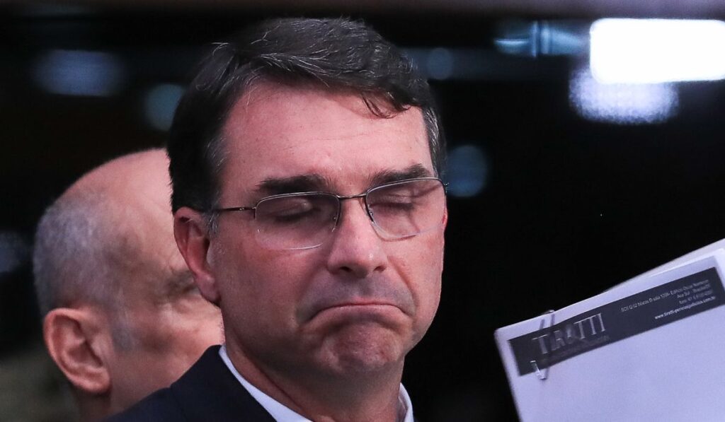 Flávio Bolsonaro tem rejeição de 50%, maior índice entre pré-candidatos, aponta Real Time Big Data. Lula lidera em todos os cenários de primeiro e segundo turno carta