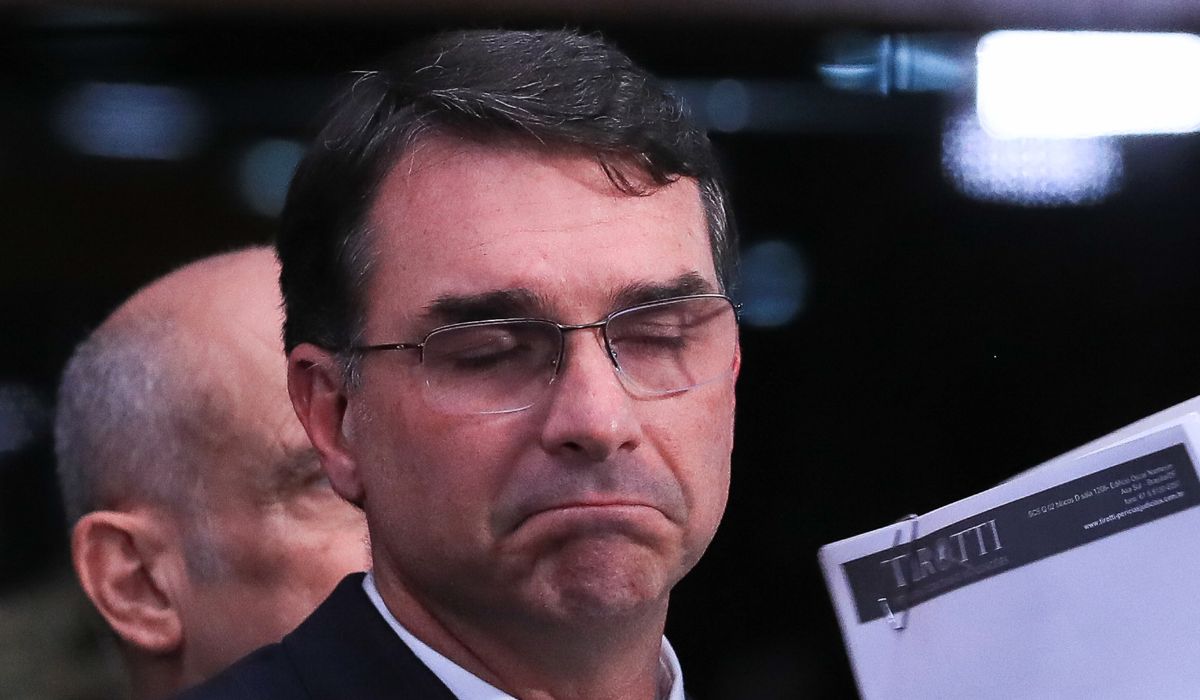 Flávio Bolsonaro tem rejeição de 50%, maior índice entre pré-candidatos, aponta Real Time Big Data. Lula lidera em todos os cenários de primeiro e segundo turno