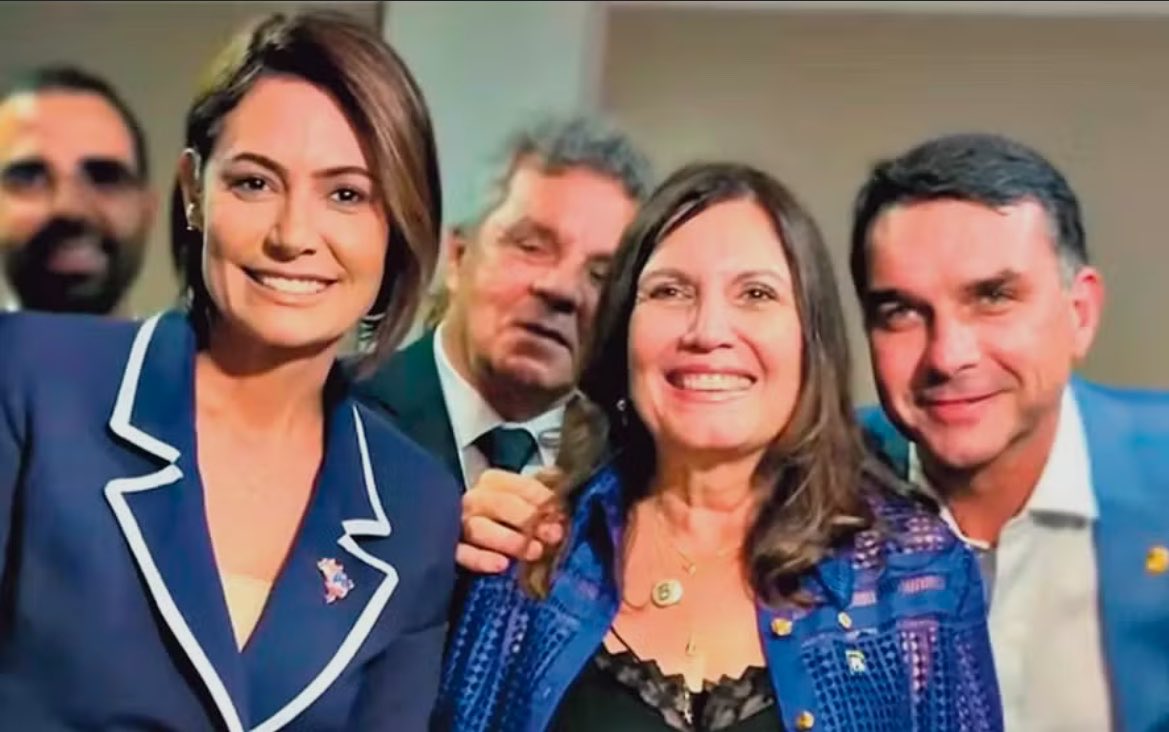 Após crise com Michelle, Flávio Bolsonaro avalia mulher para vice em chapa presidencial