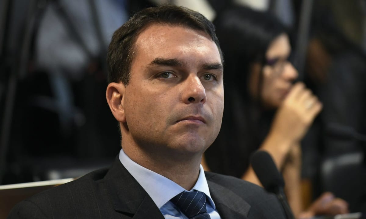 STF vê fala de Flávio Bolsonaro sobre urnas como grave e defende resposta do TSE
