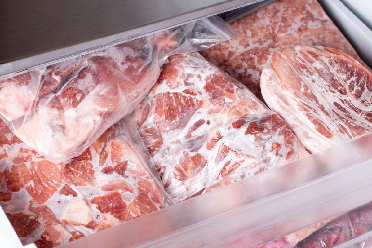 Carne congelada na hora da refeição? Veja o que fazer