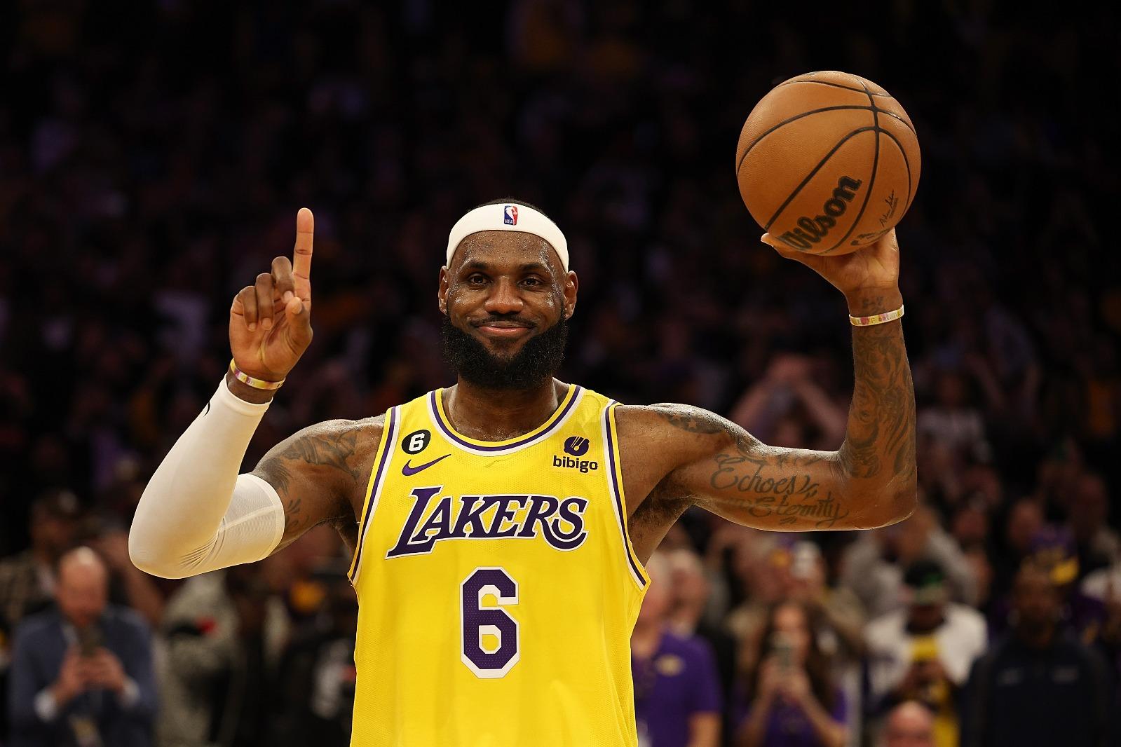 LeBron James troca os Lakers pelo Philadelphia 76ers
