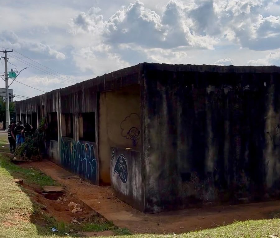 Prefeitura de Goiânia inicia demolição de estrutura abandonada há 18 anos no Setor Faiçalville