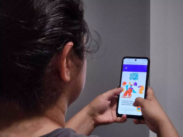 Plataforma Pode Falar oferece atendimento gratuito e anônimo para jovens de 13 a 24 anos