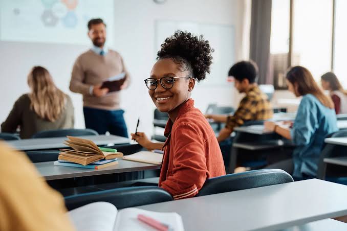 Curso gratuito de energia solar em Goiânia oferece R$ 2,5 mil para quem cumprir 80% de frequência