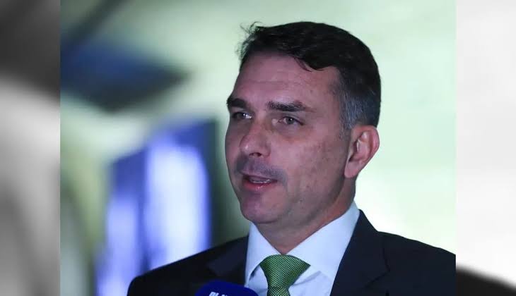 Flávio Bolsonaro chama Michelle de desinformada após ela repostar vídeo sobre festas de Vorcaro