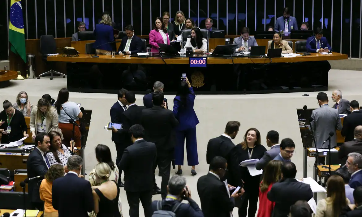 Câmara aprova sistema de enfrentamento à violência contra meninas e mulheres; veja como votaram os deputados goianos