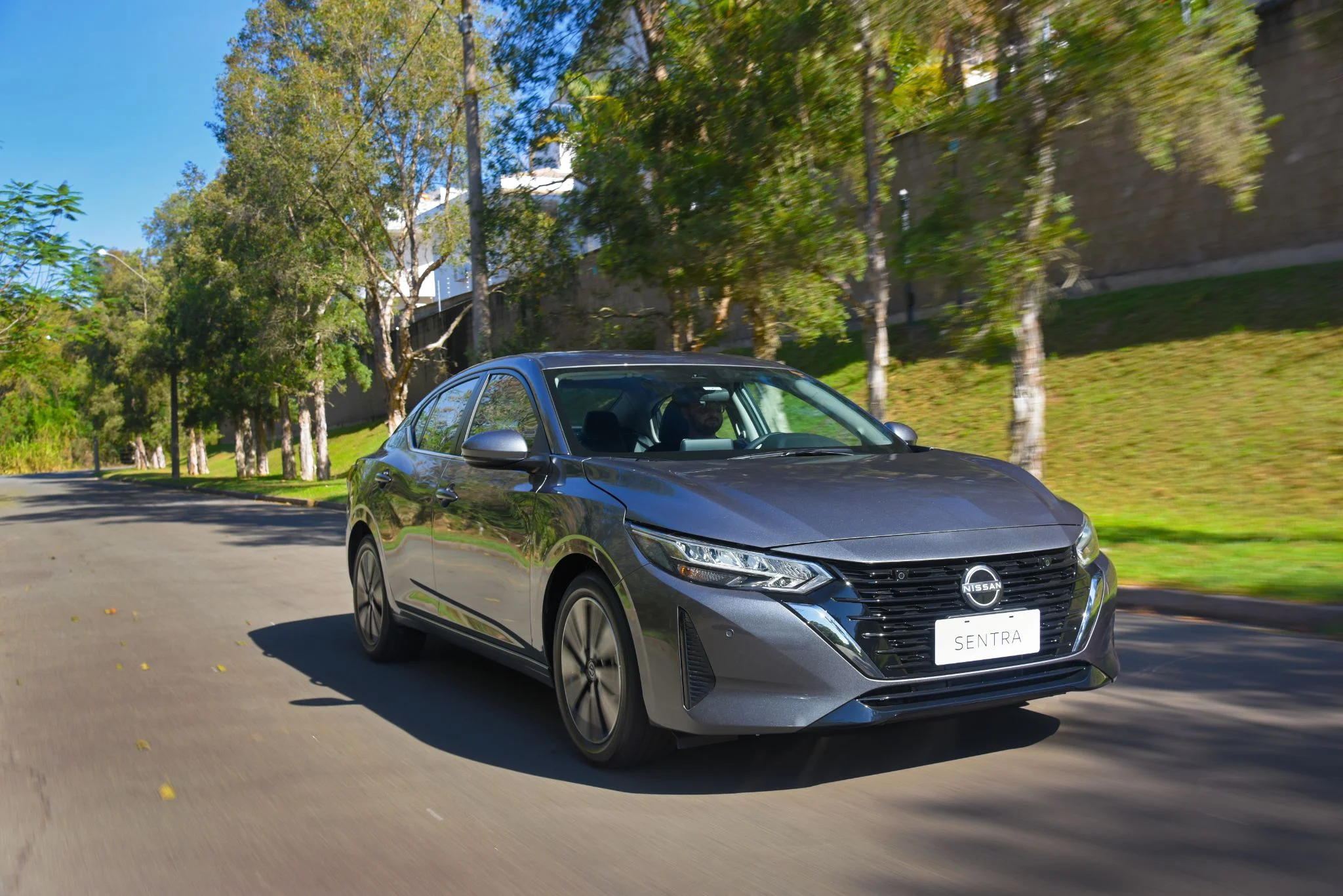 nissan_sentra_advance_2025-cinza-frente-em-movimento Nissan prepara despedida do Sentra no Brasil após perda de espaço para SUVs e híbridos