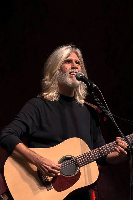 Oswaldo Montenegro traz “A Dança dos Signos” a Goiânia em turnê comemorativa