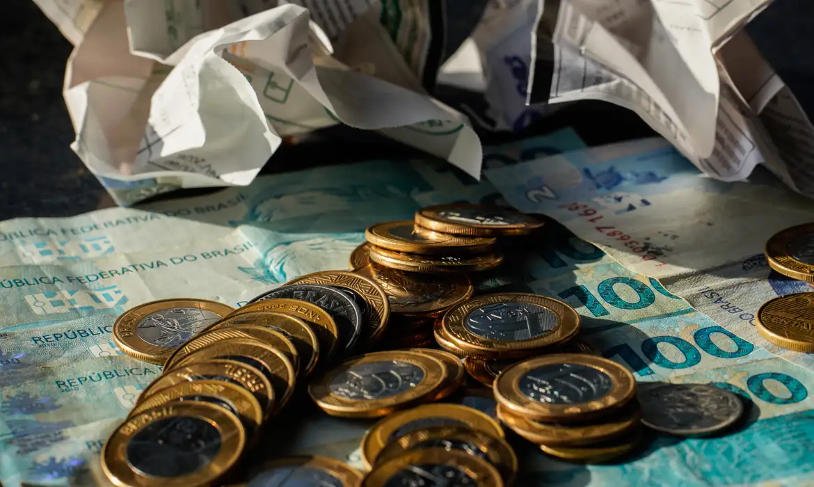 Economia cresce 0,7% em maio, puxada por consumo das famílias