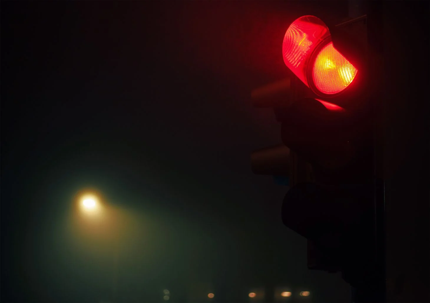 Pode avançar o sinal vermelho de madrugada em Goiânia? Veja as regras
