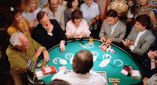 Foto: Reprodução/MGMAlt text: Cena do filme Rain Man em que os personagens de Dustin Hoffman e Tom Cruise disputam uma partida de blackjack em Las Vegas.