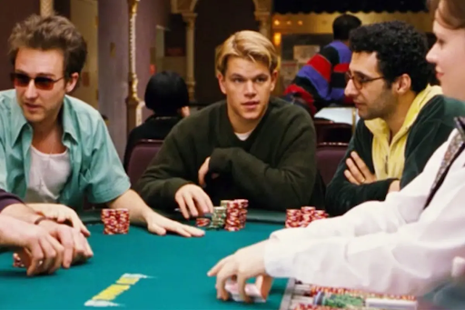 Foto: Reprodução/MiramaxAlt text: Personagens de Edward Norton, Matt Damon e John Turturro durante partida de pôquer em Cartas na Mesa.