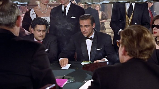 Foto: Reprodução/MGM Alt text: Sean Connery interpretando James Bond durante uma partida de bacará em 007 Contra o Satânico Dr. No.